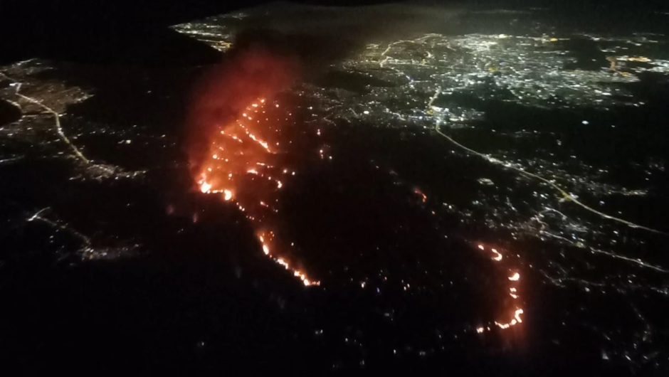 Φωτιά στην Αττική: Σοκαριστικά πλάνα του μετώπου από επιβάτες αεροπλάνων – Εικόνες