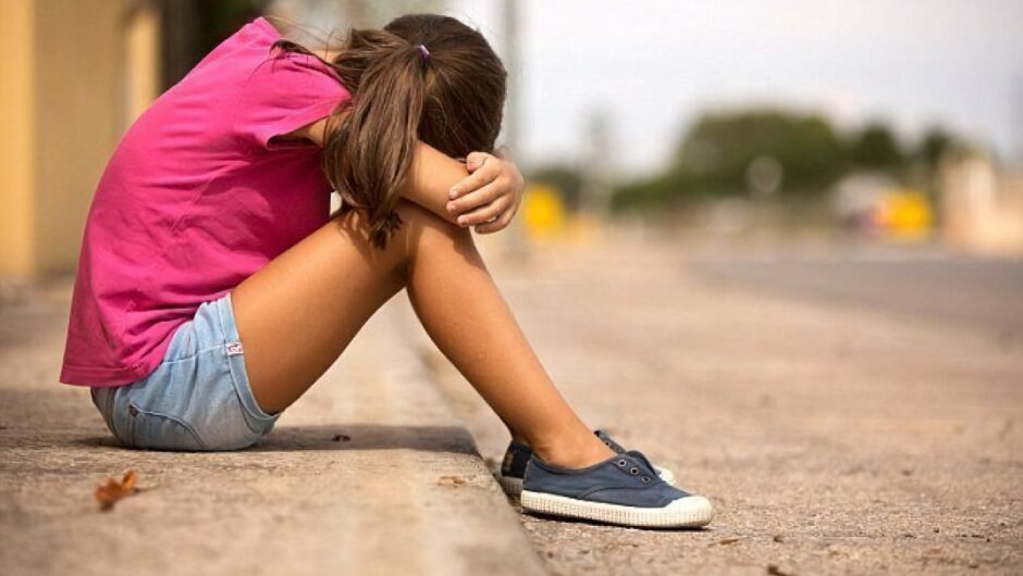 Απίστευτο περιστατικό σε χωριό της Ελασσόνας: Συνελήφθησαν γονείς γιατί ο 12χρονος γιος τους θώπευσε μία… 14χρονη!