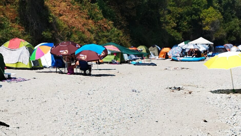 Εικόνες ντροπής και φέτος σε παραλίες της Λάρισας με την ελεύθερη κατασκήνωση – Η πρόταση για να βελτιωθεί η κατάσταση