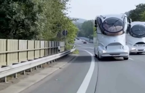 Το τροχόσπιτο που μοιάζει με μίνι έπαυλη – Δείτε τις εντυπωσιακές εικόνες