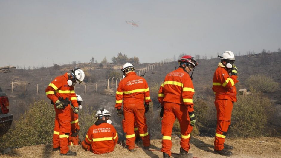 Φωτιά στην Αττική – Καταγγελία: Άφησαν πυροσβέστες για 2 μέρες χωρίς πόσιμο νερό και φαγητό