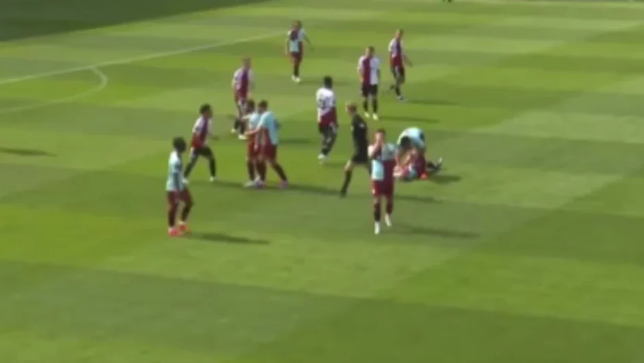 Αγγλία: Διακοπή αγώνα μετά από σοκαριστικό τραυματισμό ποδοσφαιριστή – «Να μην ξαναπατήσει σε γήπεδο ο αμυντικός», ζητούν οπαδοί (Βίντεο)