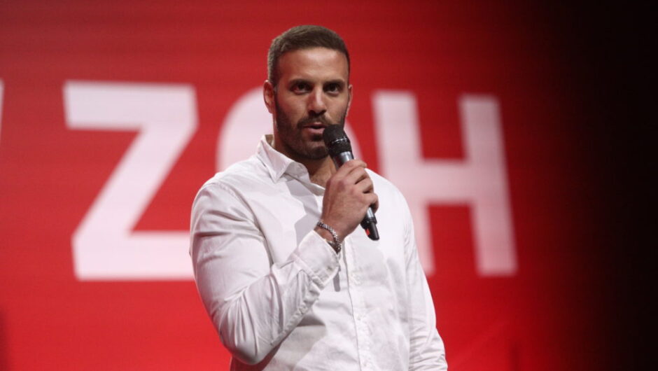 Οι πολιτικοί κρίνονται από το αν εξυπηρετούν την κοινωνία, όχι από το αν ξεπερνούν όρια όπως όλοι