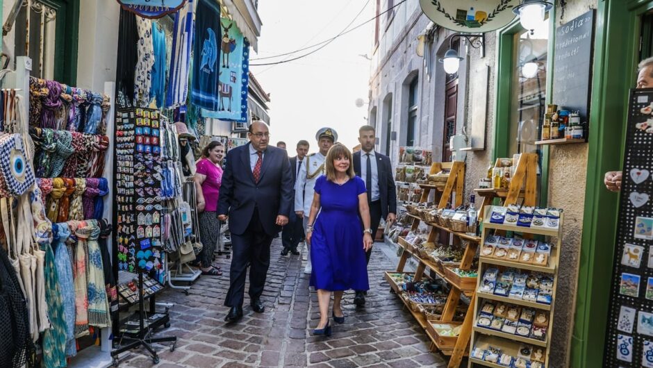 Στο πλακόστρωτο της Αγιάσου της Λέσβου με… τζιπ και αστυνομική συνοδεία – Νέα «έπη» της Προέδρου της Δημοκρατίας (βίντεο)