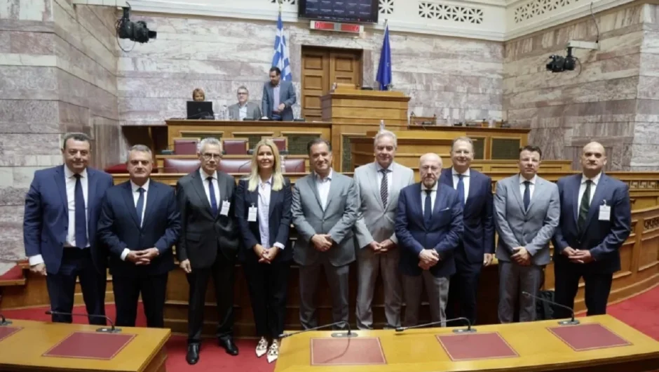 Η «τριλογία» του Άδωνι: Διαλυμένα νοσοκομεία, πόλεμος με τους γιατρούς και «ημέτεροι» στις ΥΠΕ