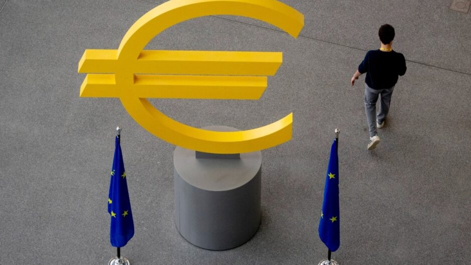 «Τοκογλύφοι» με κοστούμι – Οι τράπεζες βγάζουν υπερκέρδη από τα σχεδόν μηδενικά επιτόκια των καταθέσεων