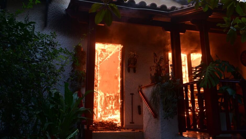 Φωτιά στην Αττική / Αιχμηρές αναρτήσεις από δύο ανώτατους στρατιωτικούς – «Δεν ήρθε ούτε ένα εναέριο μέσο»