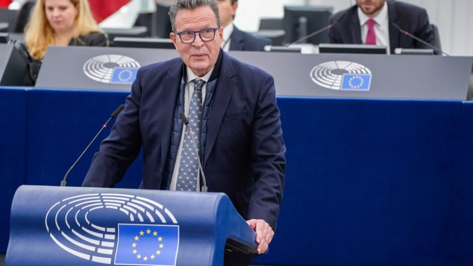 Κύρτσος κατά Άδωνη: Η πολιτική μπουρδολογία του Γεωργιάδη δείχνει τον πολιτικό εκφυλισμό της ΝΔ