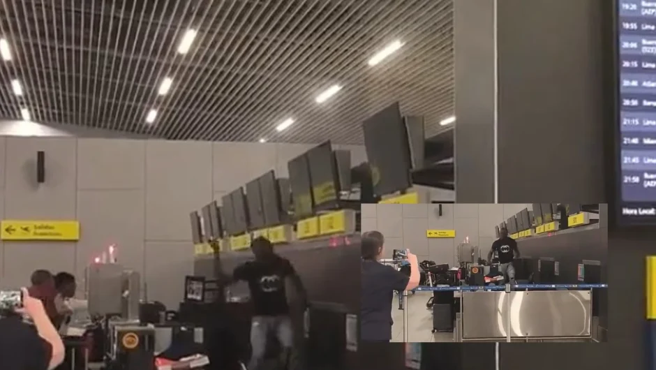 «Γυαλιά καρφιά» έκανε ένας ταξιδιώτης τον γκισέ αεροπορικής εταιρείας με ένα σφυρί – Καρέ καρέ η στιγμή που σπάει ότι βρει μπροστά του