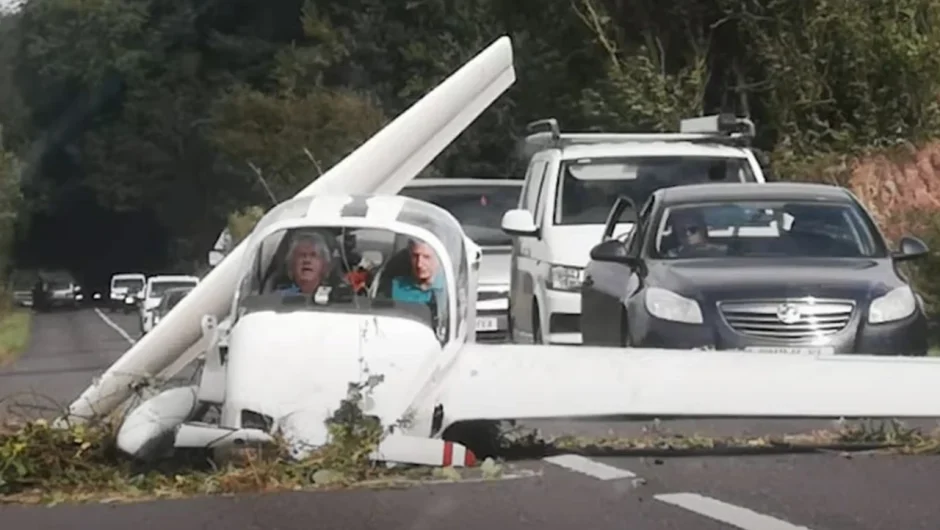 Πιλότος και επιβάτης βγήκαν σώοι από σοκαριστική συντριβή αεροσκάφους σε πολυσύχναστο δρόμο στην Βρετανία