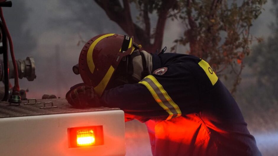 Φωτιά στην Αττική / 5+1 φωτογραφίες με τους ηρωικούς πυροσβέστες