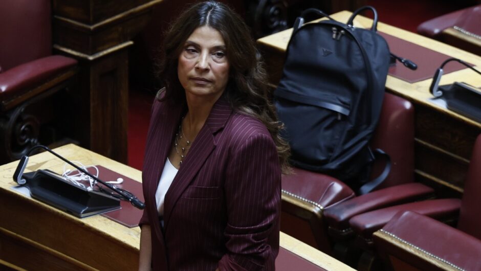 Πόπη Τσαπανίδου: Με κοστούμι και φλατ στην ορκωμοσία της, κερδίζει το βραβείο του καλύτερου φθινοπωρινού look