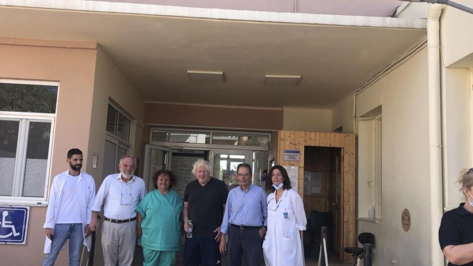 Κάρυστος / Ο Άδωνις Γεωργιάδης προσπαθεί να πιαστεί από τα μαλλιά του Μπόρις Τζόνσον