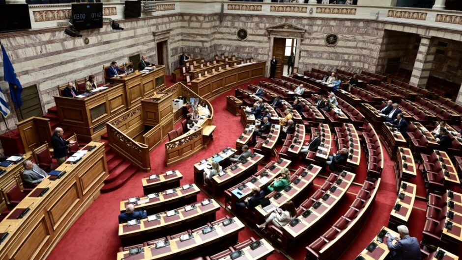 Βουλή: «Πυρετός» νομοσχεδίων πριν τα «μπάνια του λαού» και κράτος δικαίου σε… μόνιμες διακοπές