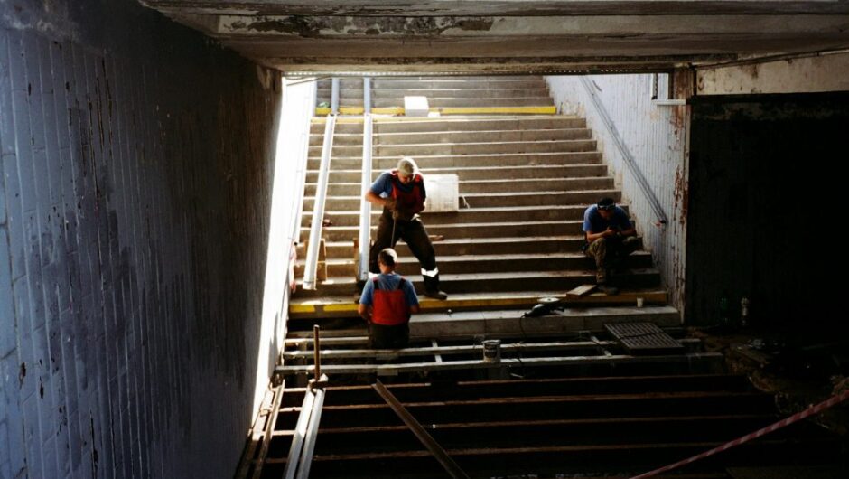 Εργαζόμενοι: Η ανάκαμψη της οικονομίας δεν τους χωράει όλους – Αύξηση εργασίας, χωρίς αύξηση αμοιβών