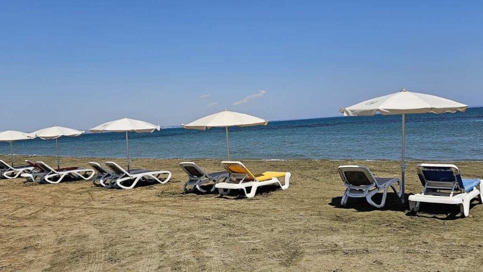 Ο δήμος που αναβάθμισε την παραλία των σκύλων και δώρισε στους τετράποδους δημότες ξαπλώστρες και ομπρέλες