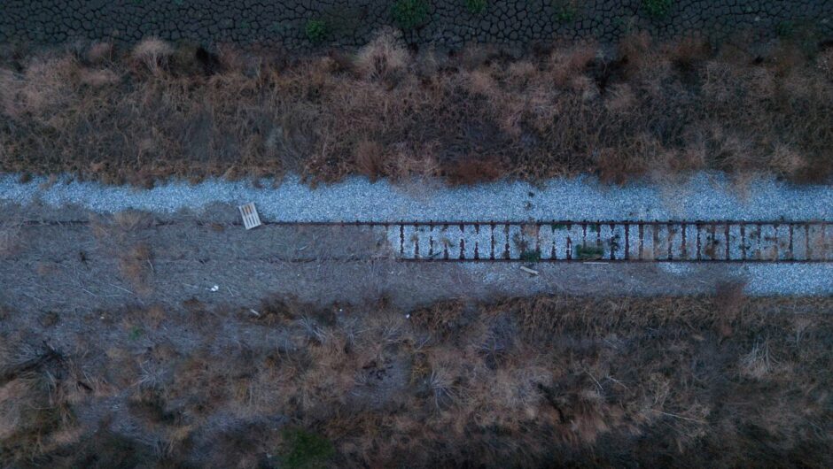 Σαν να «πάγωσε» ο χρόνος… Παραμένουν οι εικόνες εγκατάλειψης στη σιδηροδρομική γραμμή Λάρισας – Βόλου (φωτ.)