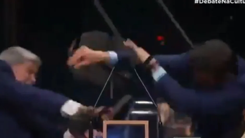 Σε ρινγκ μετατράπηκε ντιμπέιτ στη Βραζιλία – Υποψήφιος χτύπησε με καρέκλα αντίπαλο του