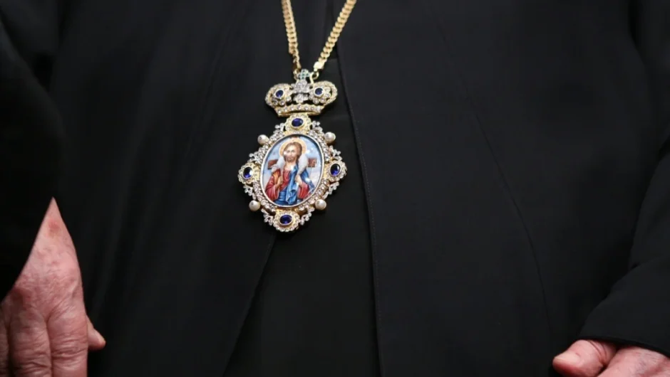 Χειροπέδες σε ιερέα στη Θεσσαλονίκη που απείλησε την παπαδιά επειδή μαγείρευε βράδυ