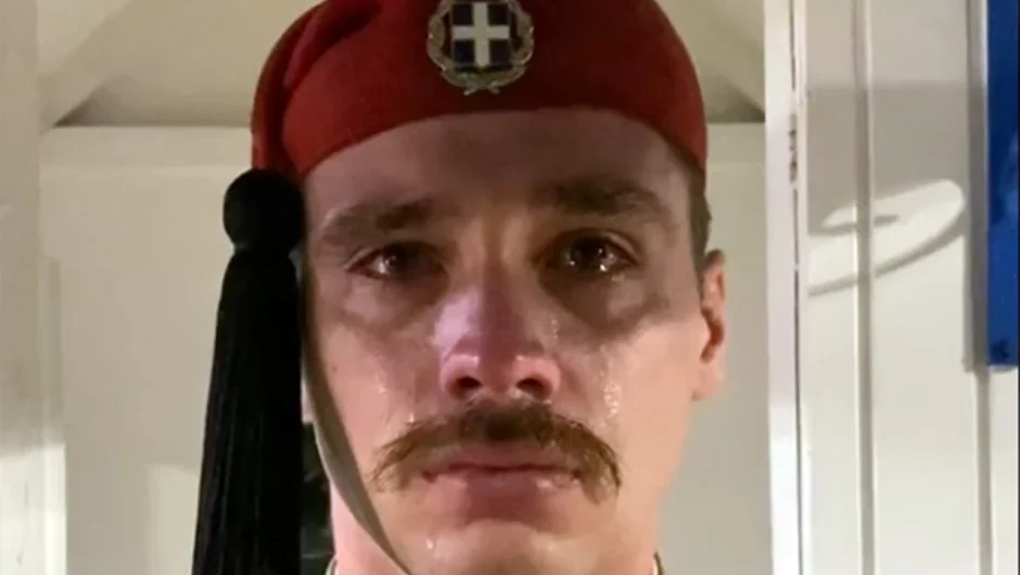 Συγκινημένος εύζωνας την τελευταία ημέρα της υπηρεσίας στην Προεδρική Φρουρά – «Μας έκανες υπερήφανους»