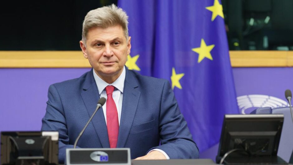 Νικόλας Φαραντούρης / «Ανεξέλεγκτα τα καρτέλ – Σκληρό ολιγοπώλιο στις Τηλεπικοινωνίες»