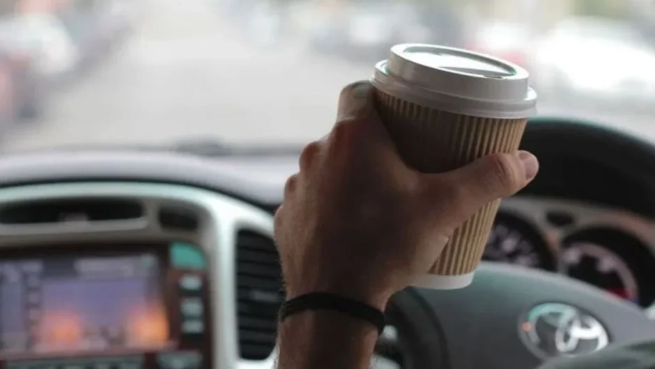 Τι ισχύει για το πρόστιμο σε οδηγούς επειδή πίνουν καφέ – Τι λέει η Δημογλίδου