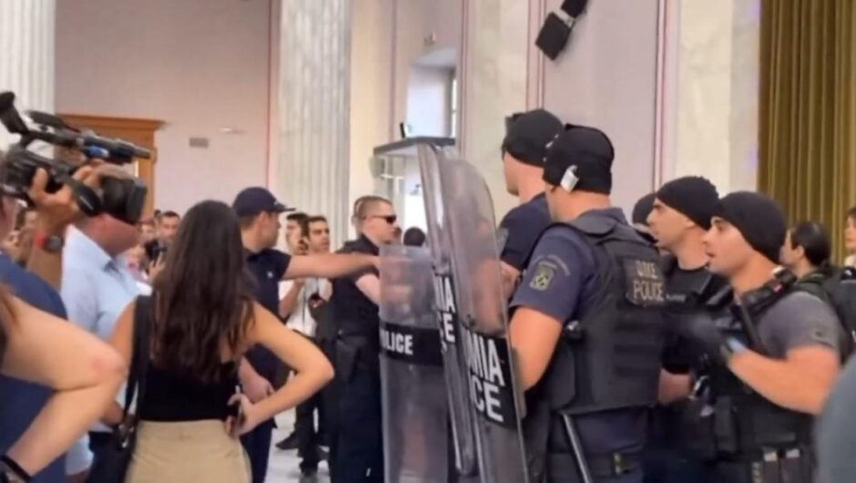 ΕΜΠ / Πρωτοφανής εισβολή ΜΑΤ και ΟΠΚΕ – Έβριζαν με χυδαίο τρόπο τους φοιτητές (βίντεο)