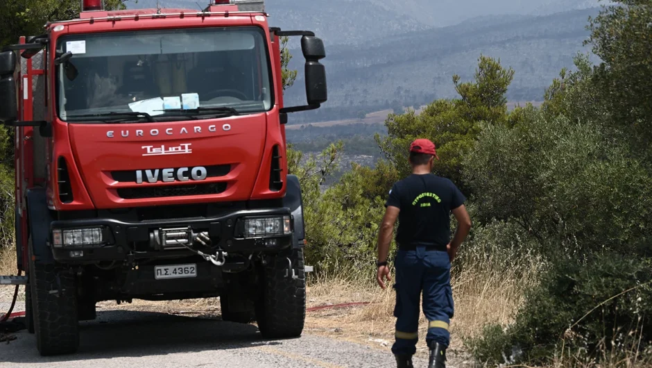 Δημοτικός αστυνομικός συνελήφθη για εμπρησμούς στη Ζάκυνθο – Έβαζε σπίρτα σε «φιδάκια» και τα πετούσε σε ξερόχορτα