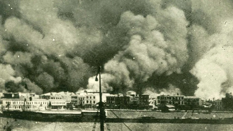 Σαν σήμερα 13 Σεπτεμβρίου: Το στολίδι της Μικράς Ασίας τυλίγεται στις φλόγες – Η έναρξη της καταστροφής της Σμύρνης