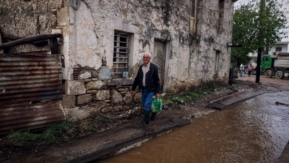 Πυρκαγιές, πλημμύρες και άλλες φυσικές καταστροφές αδειάζουν κωμοπόλεις και χωριά στην ελληνική περιφέρεια