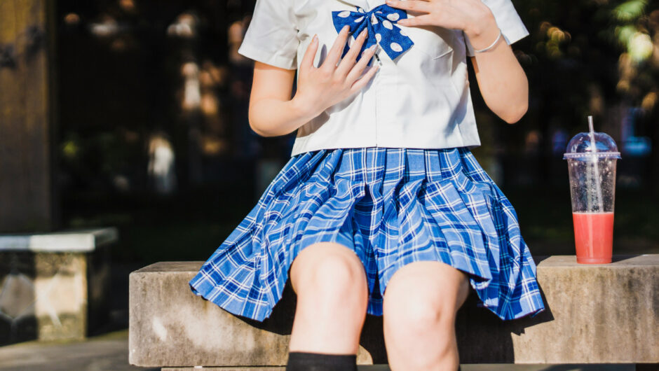 Σχολείο προτείνει στολή επειδή κορίτσια… ντύνονταν προκλητικά – «Ερχόντουσαν με μίνι φορέματα»