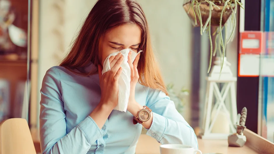 Άρχισε το κρύο και οι ιώσεις: Ποιες ομάδες πρέπει να κάνουν το αντιγριπικό εμβόλιο – Το επικίνδυνο κοκτέιλ εποχικής γρίπης και covid