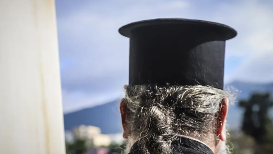 Παιανία: Ιερέας διέκοψε γάμο για την εμφάνιση της κουμπάρας – «Πήγαινε ντύσου κι έλα, εδώ δεν είναι πασαρέλα»