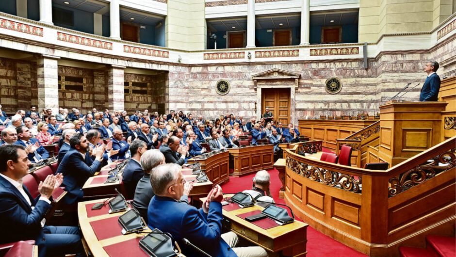 Κυβερνητική «επίθεση αγάπης» στη «γαλάζια» ΚΟ – Υπουργικά «μασάζ» και τραπεζώματα για να εξευμενίσει τους «αντάρτες»