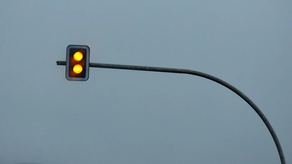 Τι πρέπει να κάνουμε όταν το φανάρι γίνεται πορτοκαλί: Επιταχύνουμε ή ακινητοποιούμε το όχημα;