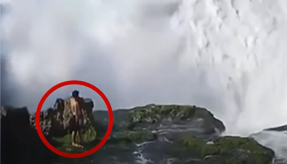 Ινδονησία: Τεράστιο κύμα «καταπίνει» τουρίστα ενώ ποζάρει για φωτογραφία (Video)