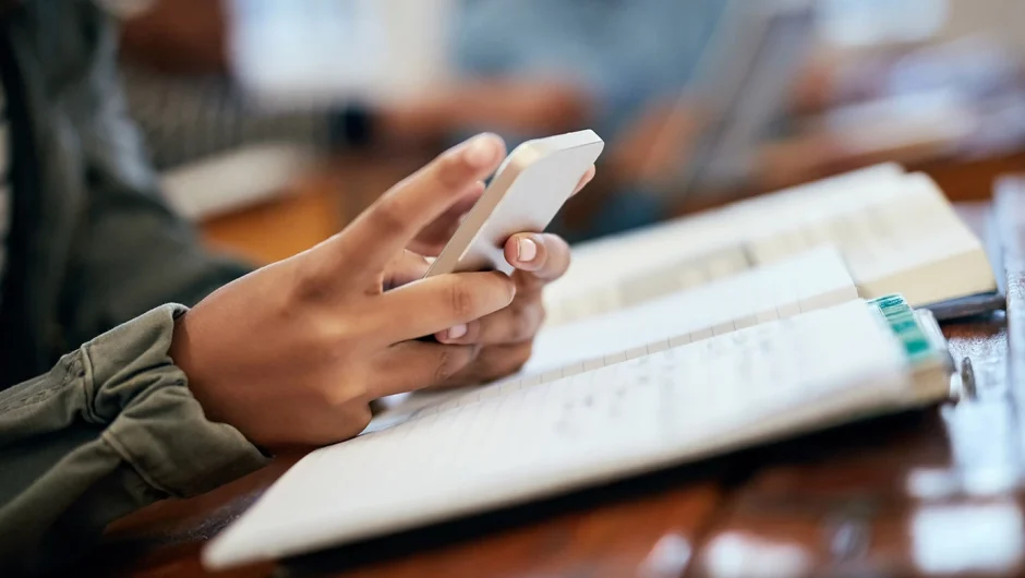 Δεν πτοούνται οι μαθητές από την απαγόρευση των κινητών στο σχολείο: Έχουν δοθεί 6.043 αποβολές – «Πολύ αυστηρά τα μέτρα»