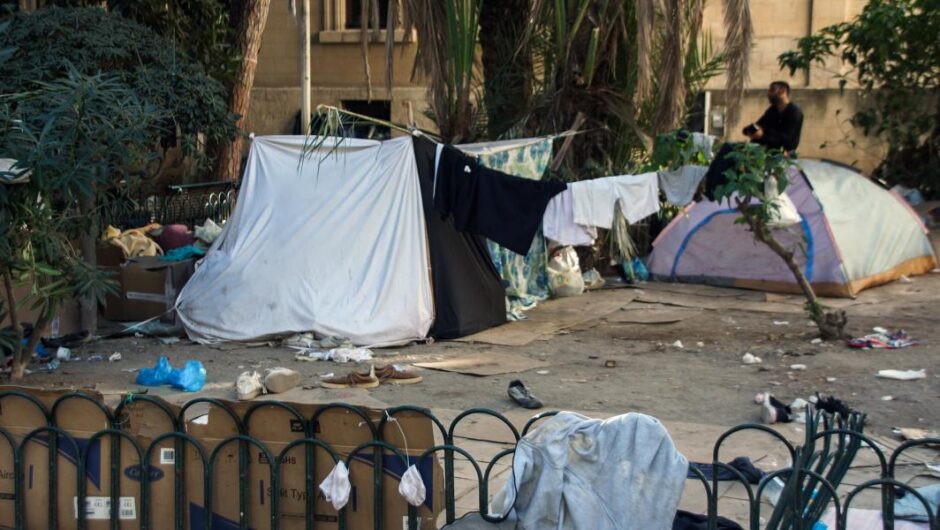 Ρόδος / Στέλνουν δεκάδες αστυνομικούς μετά τις εικόνες ντροπής με τους μετανάστες σε χαρτόκουτες
