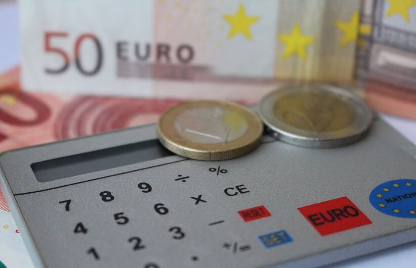 Κατάργηση του τέλους επιτηδεύματος: Ποιοι και από πότε θα πάψουν να το πληρώνουν – Τι θα προβλέπει η νέα ρύθμιση