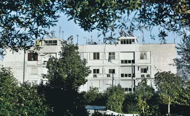 Τα funds αρπάζουν ακόμη και εργατικές κατοικίες – Παρά την απαγορευτική απόφαση του Αρειου Πάγου