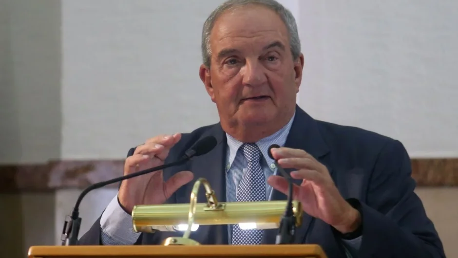 Κούρασαν οι… γκριμάτσες του Καραμανλή