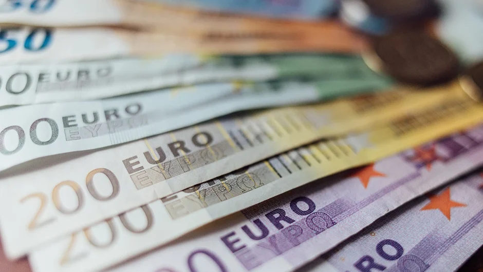 Έκρηξη στα «φέσια» του δημοσίου προς ιδιώτες – Μεγαλώνουν αντί να μειώνονται