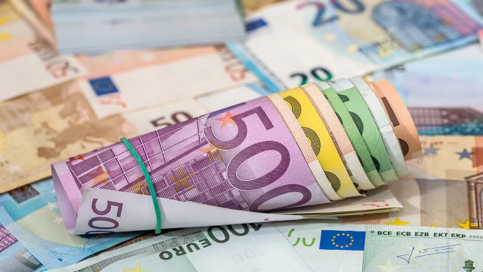 Βελτιώσεις στην πάγια ρύθμιση για χρέη στην εφορία – Πιο εύκολη η πρόσβαση στις 24 – 48 δόσεις για όσους χρωστούν πάνω από 50.000 ευρώ