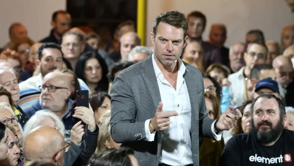 ”Ναι είμαι πο@@ης και το παινεύομαι”: Η απάντηση Κασσελάκη σε δύο κυρίες που τον κοιτούσαν περίεργα