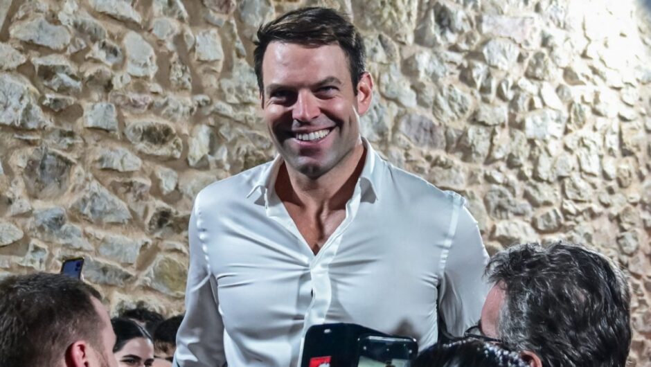 Η τυχαία συνάντηση των «100» με τον Κασσελάκη στο Παγκράτι – Σκληρές ατάκες και στιγμές έντασης