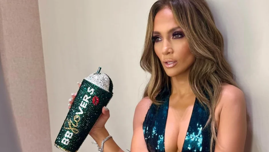 Η Τζένιφερ Λόπεζ με αποκαλυπτικό φόρεμα – Όλα τα βλέμματα στο βαθύ ντεκολτέ της, δείτε φωτογραφίες