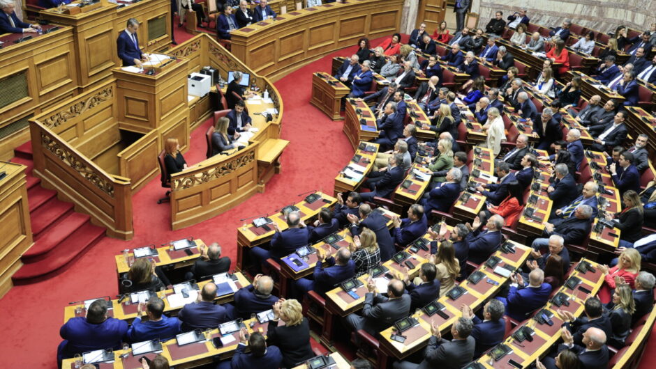 Υπερψηφίστηκε με 158 «ναι» ο κρατικός προϋπολογισμός του 2025 – Όσα ειπώθηκαν στη Βουλή