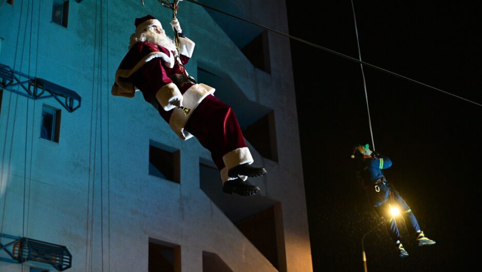 Εντυπωσιακή κάθοδος του Αη Βασίλη από την στέγη του Πανεπιστημιακού Νοσοκομείου Λάρισας – Μοίρασε δώρα, χαμόγελα και ελπίδα στα νοσηλευόμενα παιδιά (φωτο – βίντεο)