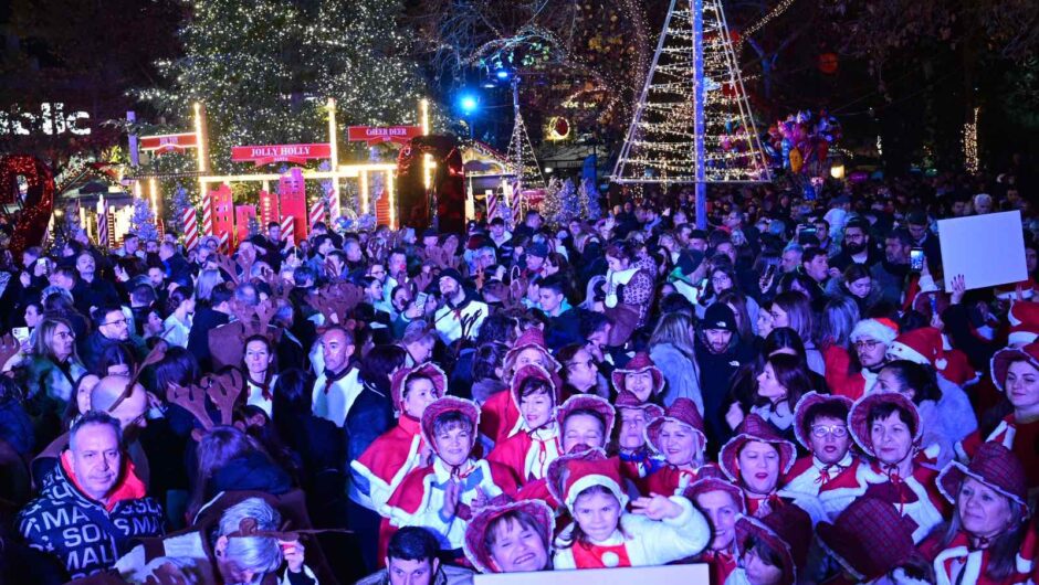 Δείτε πλούσιο φωτορεπορτάζ από το Christmas Parade στη Λάρισα – Απολύτως γιορτινή διάθεση και πάρτι στην Κεντρική πλατεία