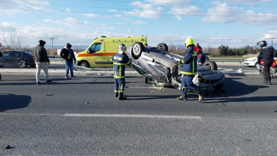 Φοβερό τροχαίο στη Λάρισα – «Τούμπαρε» αυτοκίνητο (φωτ.)